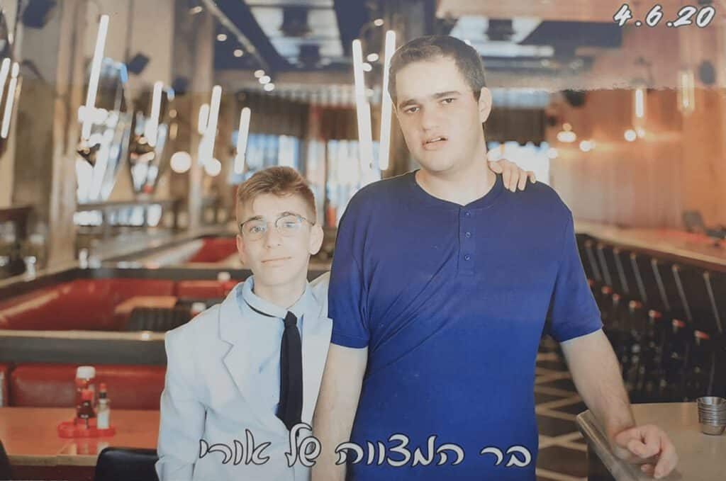 איל שחר ואחיו