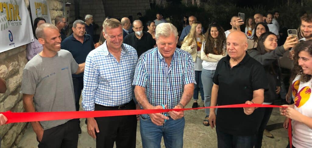 טקס גזירת הסרט - מימין לשמאל: אביגדור יצחקי, יורם יאיר, יוסי שיינפלד ואמיר סטרוגו. (צילום: דוברות עמותת "אחריי!")
