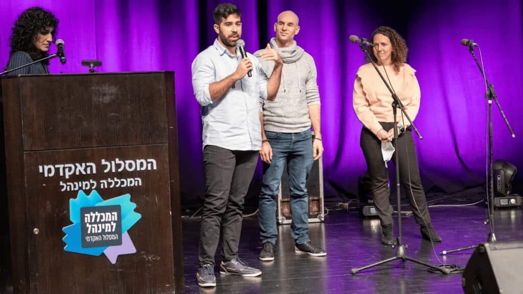 יהונתן צדקה הזוכה (במרכז הבמה). צילום – אלונה אביסדריס שילו