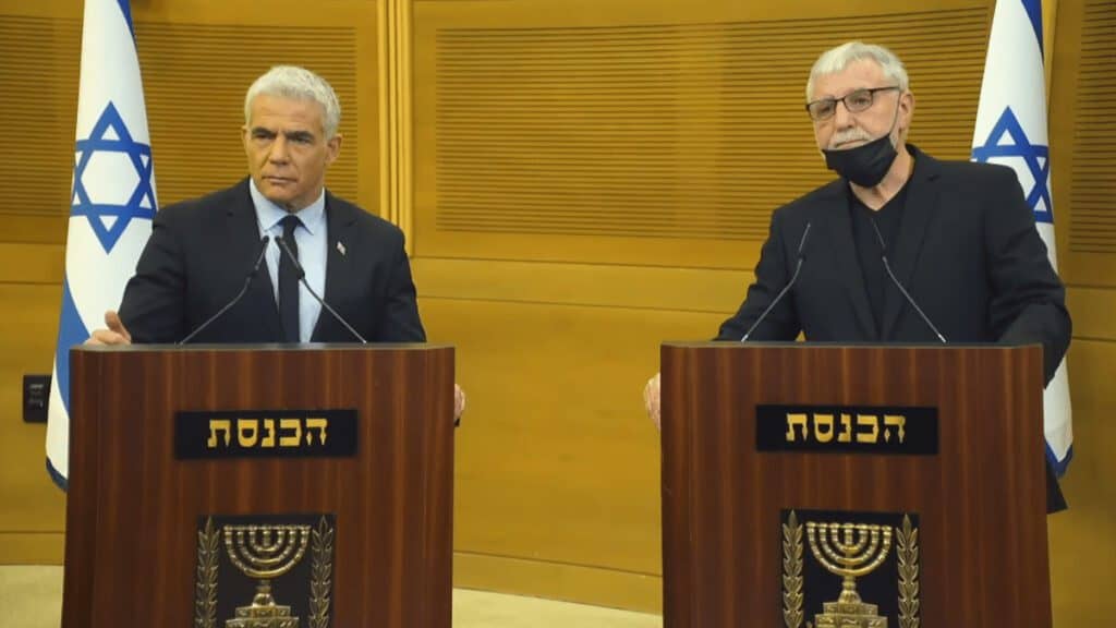 מאיר כהן (מימין) ויאיר לפיד - צילום - מתוך מסיבת העיתונאים