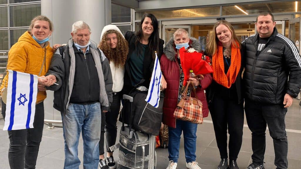 שירלי פינטו (במרכז) עם משפחת ניימן בנתבג. צילום - דוברות חכ פינטו