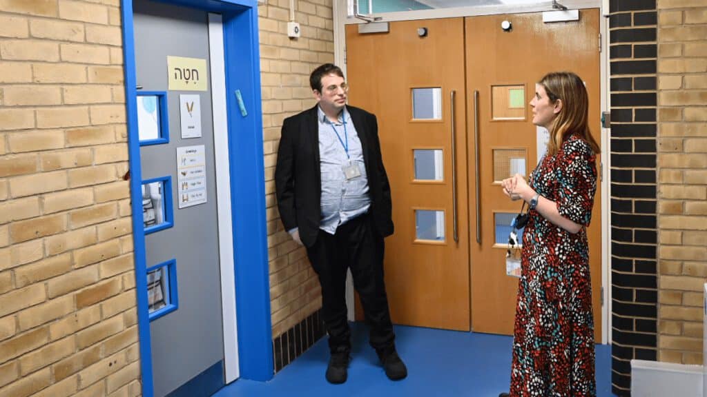 תמרין יהטו, מנהלת בית הספר (מימין) וג'וש ארונסון. צילום – כנען ליפשיץ, JTA