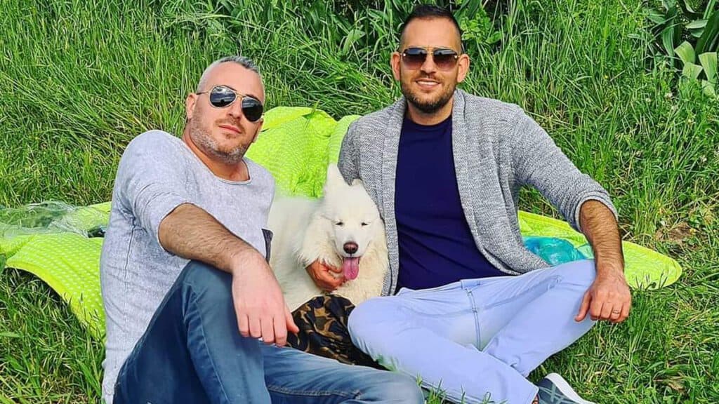 מתן פאר (מימין) בן הזוג אודי בן שמחון, והכלבה פרנה ביניהם