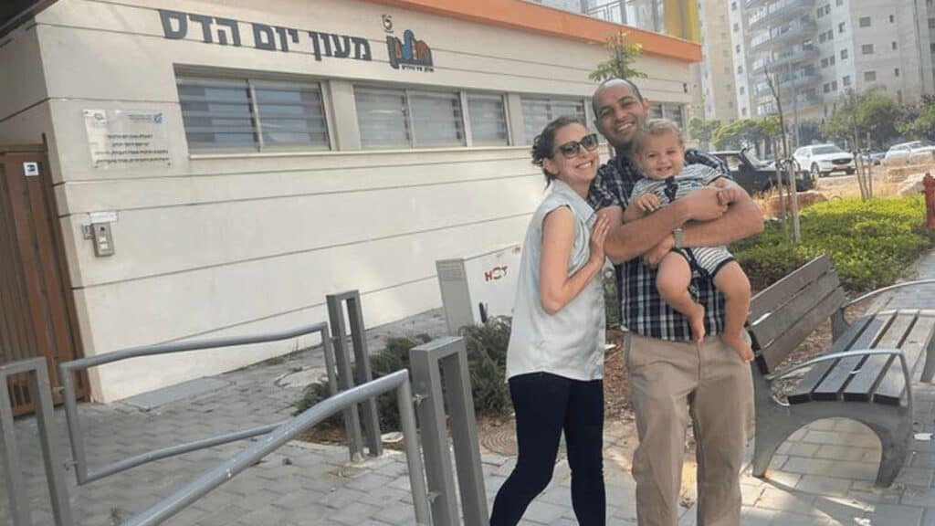 זיו (מימין) עם הוריו שחר ותמי ליד גן הדס