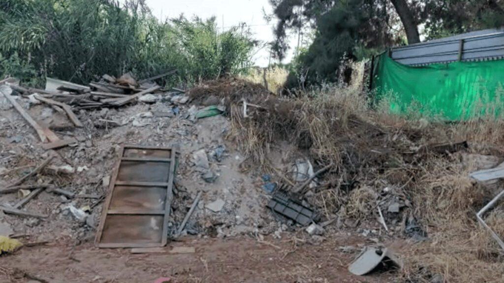 מזבלה עם פסולת בניין - סמוך לגדר המעון