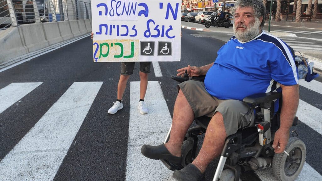 אייל כהן יו"ר המפלגה בהפגנה. צילום: נאור לביא