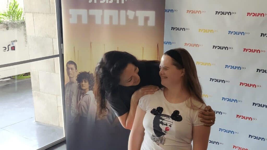 כוכבת הסדרה יעל ליפשיץ (מימין) עם ליהיא לפיד. צילום - איל לוי