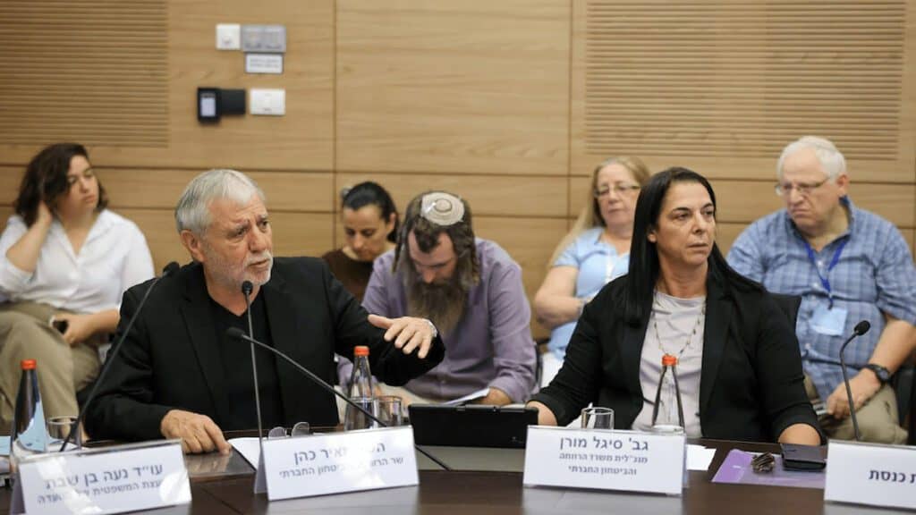 סיגל מורן (מימין), מנכלית משרד הרווחה ומאיר כהן שר הרווחה. צילום - דוברות הכנסת