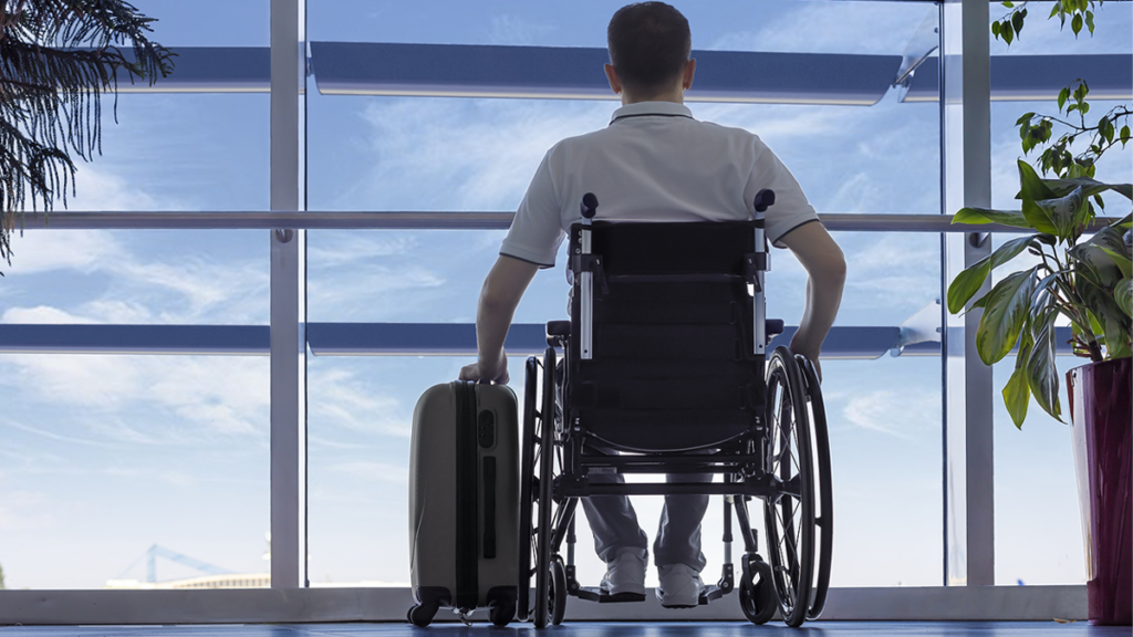 אדם בכיסא גלגלים בשדה התעופה. אילוסטרציה - BigStock