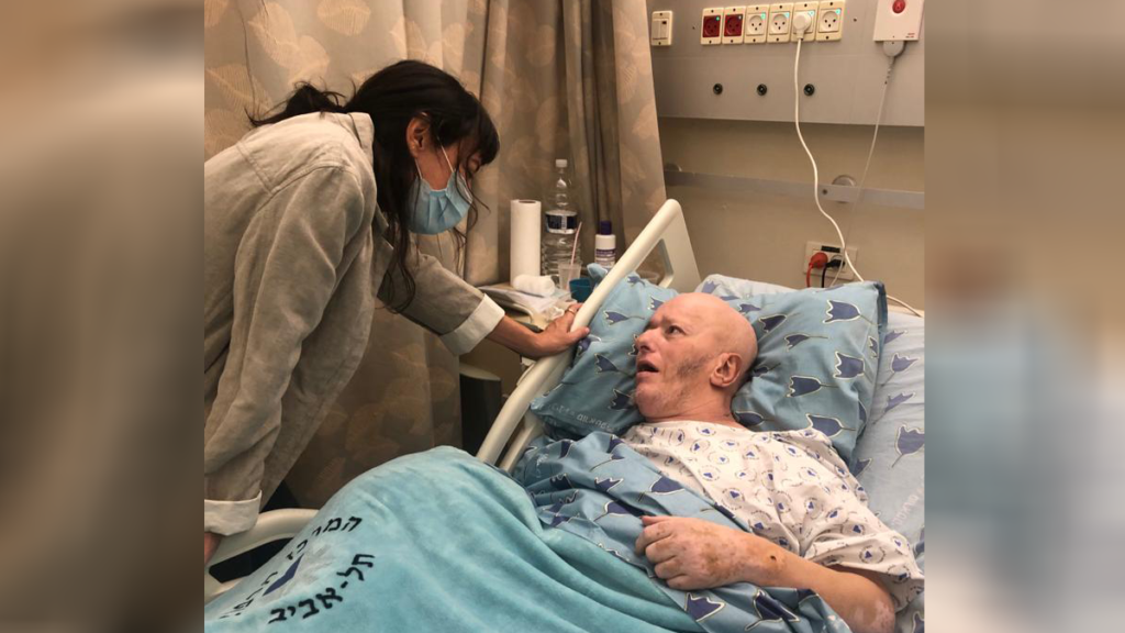 ויקטור ביטון זל במיטה בבית החולים (מימין) ולצדו אחותו ענת. צילום - באדיבות המשפחה