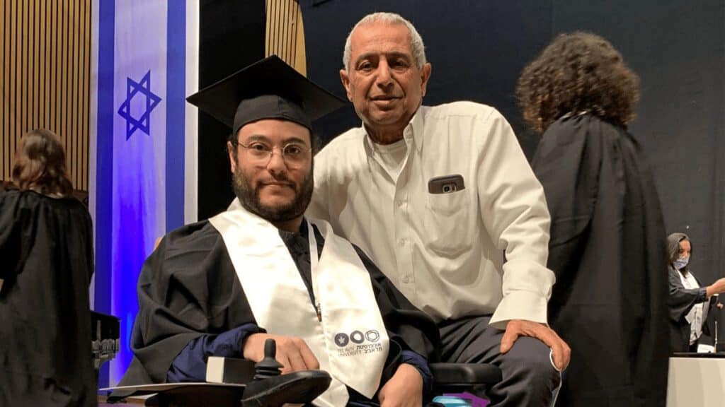 לירון שזיפי (משמאל) ואביו בטקס הסיום. צילום - קרן סימי לוי