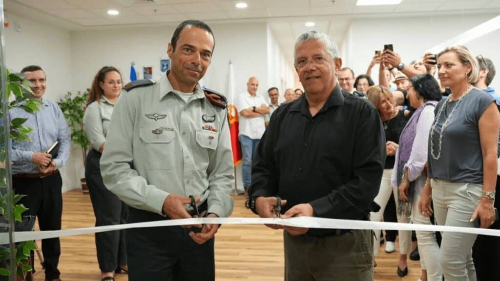 מנכל משרד הביטחון, האלוף במיל' אמיר אשל וקצין רפואה ראשי, תאל פרופ' אלון גלזברג. קרדיט דוברות משרד הביטחון