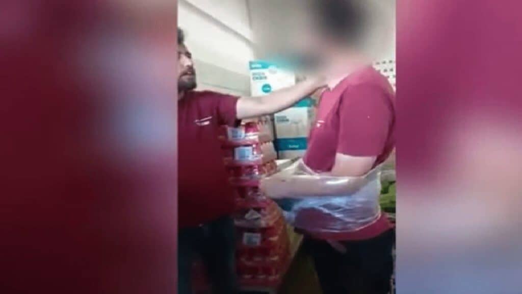 צילום מסך מסרטון ההתעללות בשופרסל. מקור- טיקטוק