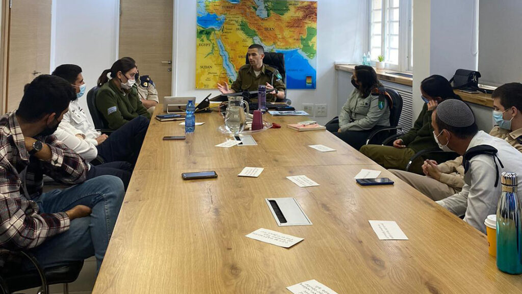 אביתר (בראש השולחן) - מעביר הרצאות למפקדים בצה"ל על התמודדות עם אוכלוסיות ייחודיות 