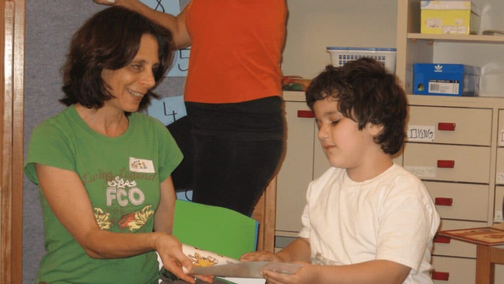 איל (מימין) ושריל הגננת. מתוך הארכיון המשפחתי
