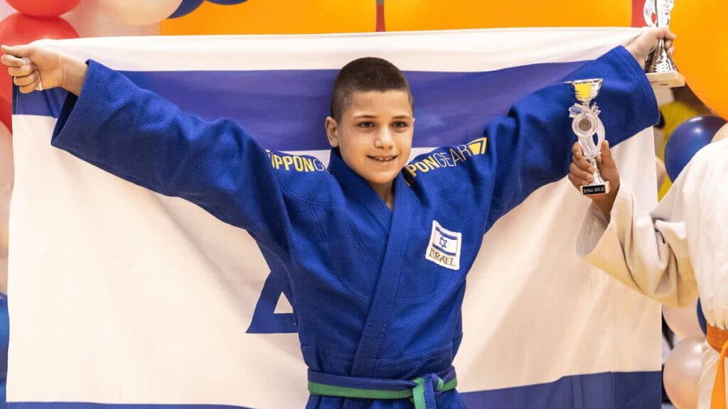 אלוף הג'ודו ניר אבלסון מניף את הדגל. צילום - יאיר אבלסון
