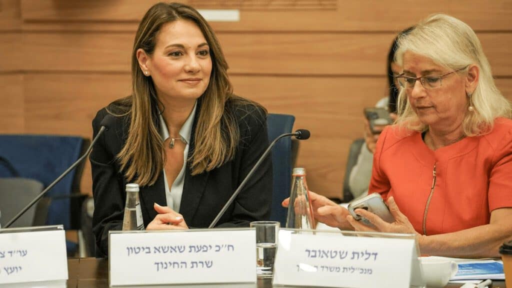 דלית שטאובר (מימין) והשרה יפעת שאשא ביטון. צילום - דוברות הכנסת, דני שם טוב