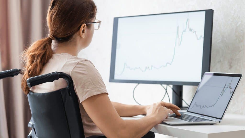 עובדת בכסא גלגלים. צילום אילוסטרציה: BigStock
