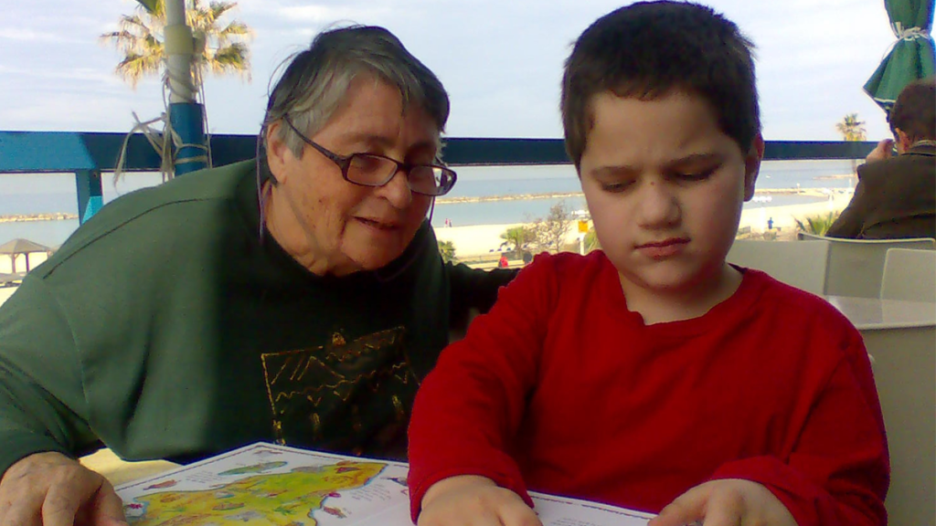 איל וסבתו מירה, בשיעור ביתי בבית קפה. צילום מהאלבום המשפחתי