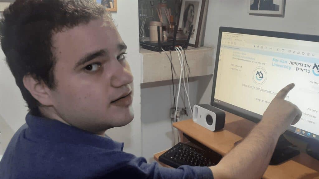 איל שחל קורא את מכתב הקבלה ללימודים בבר אילן. צילום - באדיבות המשפחה