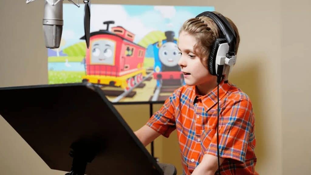 אליוט גרסיה מדבב את הדמות החדשה. צילום – Mattel
