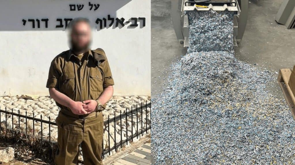 יוסי וערימת הניירות הגרוסים. צילום - באדיבות המצולם ודובר צהל