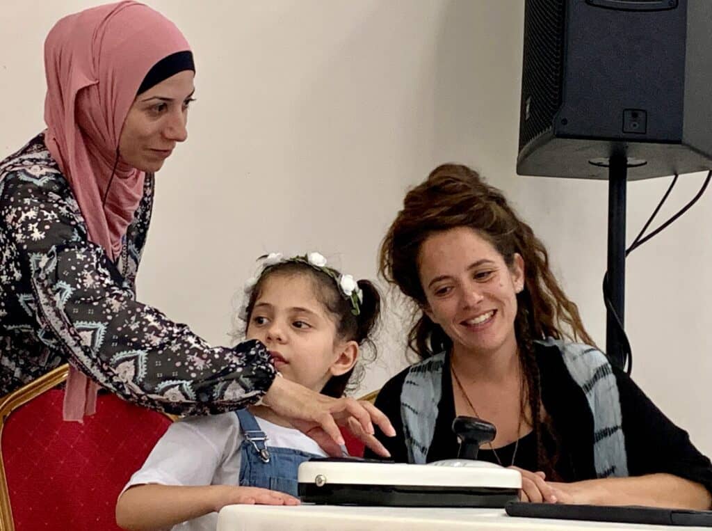 מורות ללימוד בכלי הארקנה סאפה אבו עייש ונטע רוזנבלום ותלמידה ממרכז קארמה לחינוך מיוחד. צילום - תו המשווה