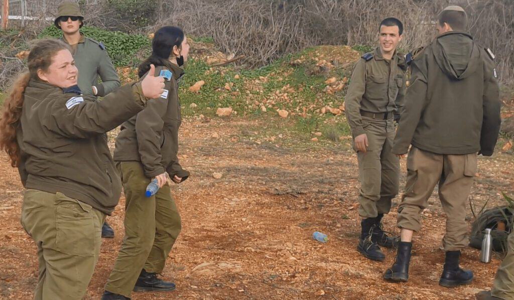 אמנון וחבריו למחזור השני בשיעור שדאות, בסיס מחו"ה אלון, ינואר 2022. מצד שמאל אריאלה קוט, שאחיה התגייס במחזור הראשון של "תתקדמו". דאגה רבה לשיבוצים במקצועות בהם ימצו את כישוריהם. צילום: אודי הלר