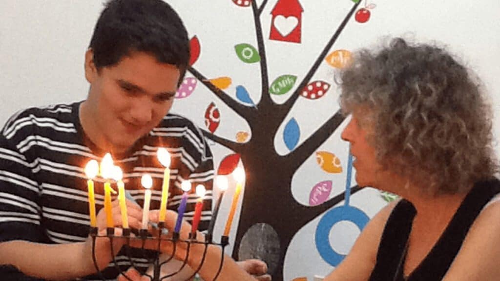 איל (משמאל) ואורנה קלינאית התקשורת מדליקים נרות - שיאירו את ליבנו