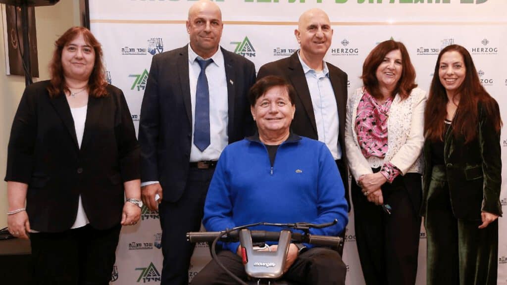 מימין לשמאל:
עו"ד דקלה סיתי מאיר יועמ"ש עמותת איל"ן, עו"ד ג'נט לוי פחימה שותפה במשרד הרצוג פוקס נאמן, בועז הרמן מנכ"ל איל"ן, פרופ' אלון דומניס יו"ר איל"ן, עו"ד יורם שגיא זקס יו"ר משותף של החטיבה החברתית בלשכת עורכי הדין, עו"ד רוית טוכמן מנהלת החטיבה החברתית תכנית "שכר מצווה" בלשכת עורכי הדין