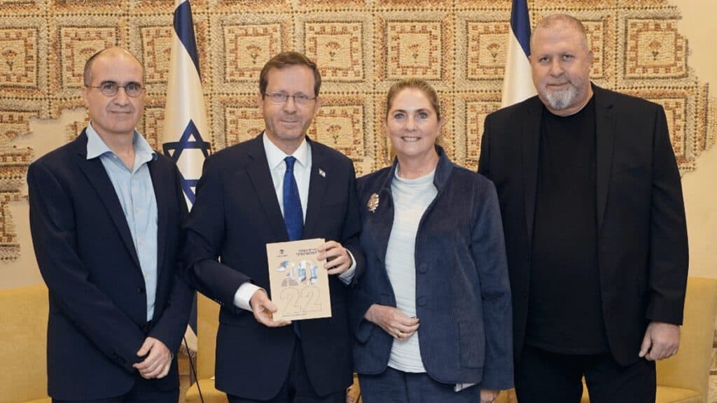 מנכ"ל "לתת"' ערן וינטרוב, מיכל הרצוג, נשיא המדינה יצחק הרצוג וז'יל דרמון, נשיא ומייסד "לתת".צילום - עמית הובר