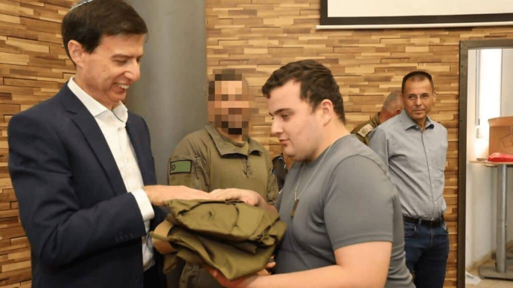 נאור מתנדב בדובדבן, מקבל את המדים של צהל, מחנן פרידמן, מנכל בנק לאומי. צילום יוני רייף