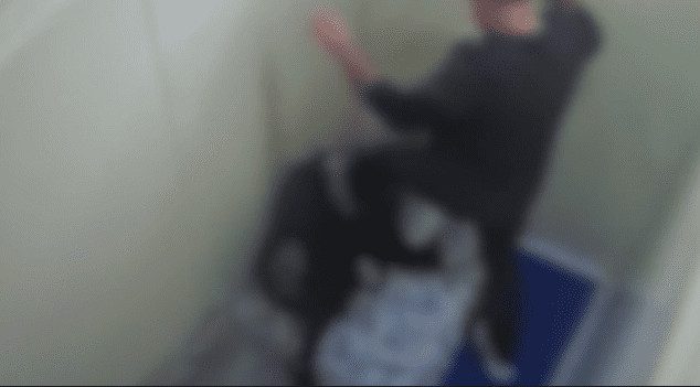 האח המואשם תוקף את החוסה. צילום מסך מתוך סרטון מצלמת האבטחה