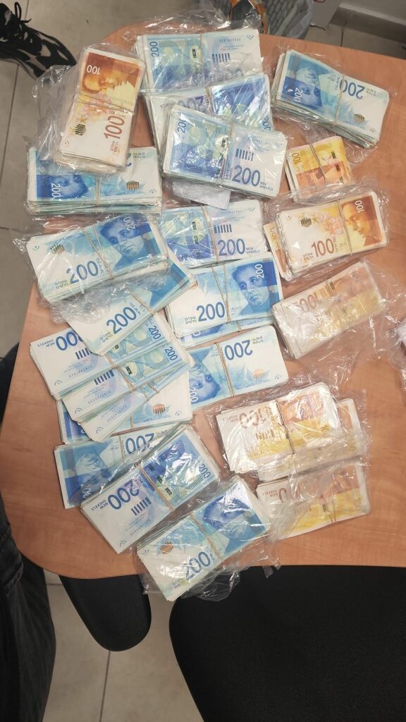 הכספים שנמצאו בעת חיפושי המשטרה. צילום: דוברות המשטרה