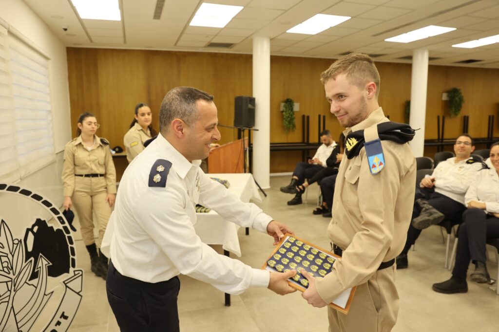 פלא מקבל את תעודת ההצטיינות ממפקד זירת ים סוף, בסיס חיל הים באילת. צילום: דוברות הבסיס