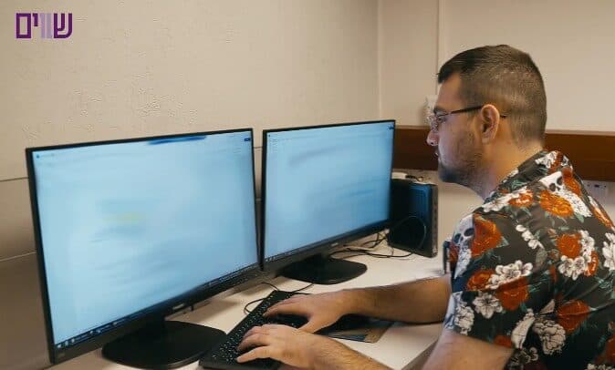עובד בחברת "קליקאיט". צילום: סרגיי גורדזיי