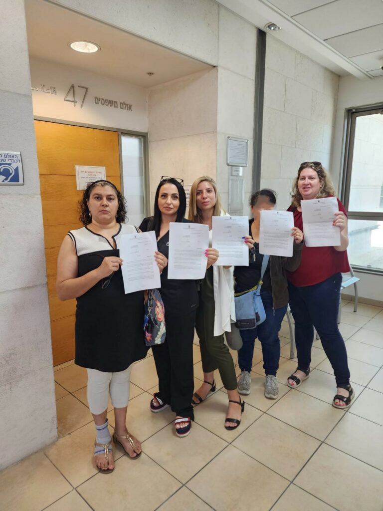 אמהות הגן עם פסק הדין מחוץ לבית המשפט