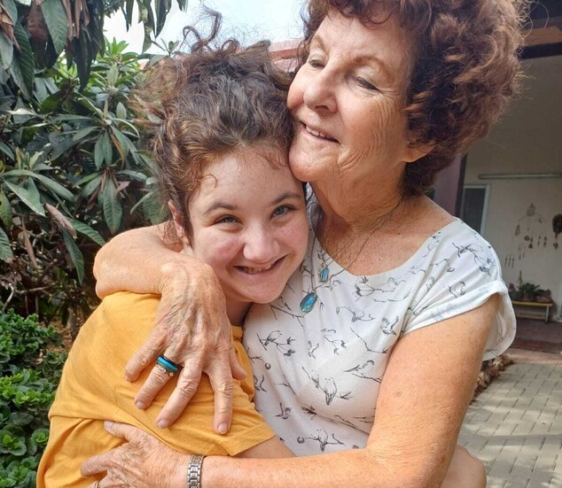 הסבתא, כרמלה דן, ונכדתה בת ה-13 נויה, על הספקטרום האוטיסטי. צילום: באדיבות המשפחה