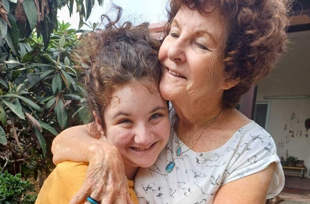 הסבתא, כרמלה דן, ונכדתה בת ה-13 נויה, על הספקטרום האוטיסטי. צילום: באדיבות המשפחה