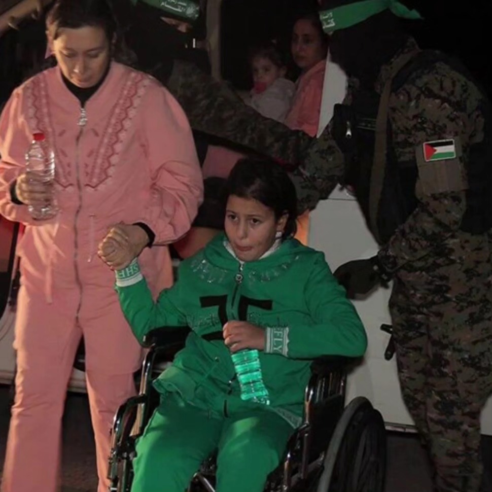 יובל אנגל (11) על כיסא הגלגלים לצד אמה קרינה אנגל-ברט, וחיות האדם, מחבלי חמאס המתועבים