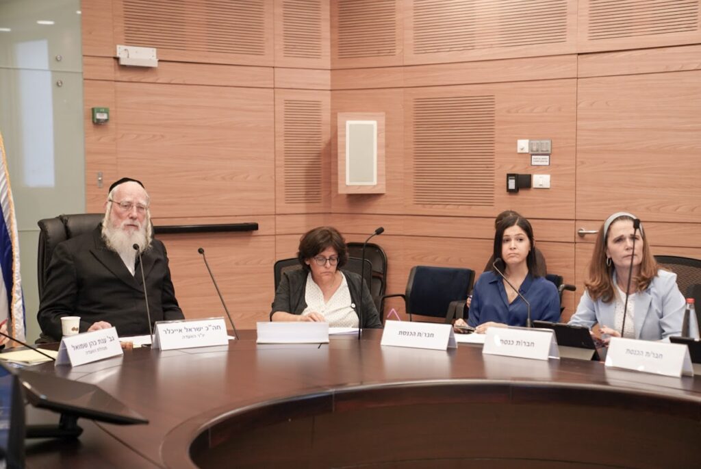 מימין לשמאל: מיכל וולדיגר, חה"כ קארין אלהרר, יו"ר הוועדה חה"כ ישראל אייכלר. צילום: דני שם טוב, דוברות הכנסת