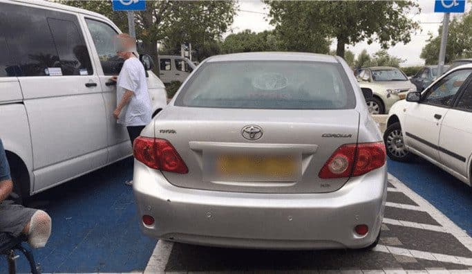 חנייה בחניית נכים שלא כדין. צילום: עמותת "אור ירוק"