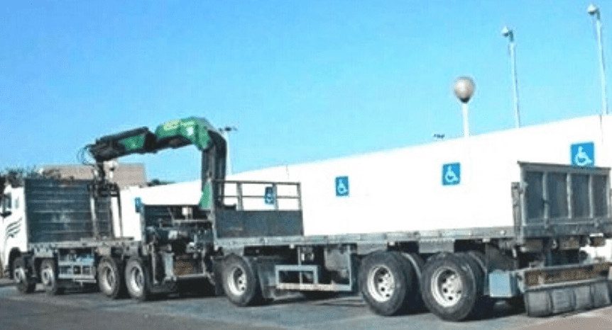 חנייה בחניית נכים שלא כדין. צילום: עמותת "אור ירוק"