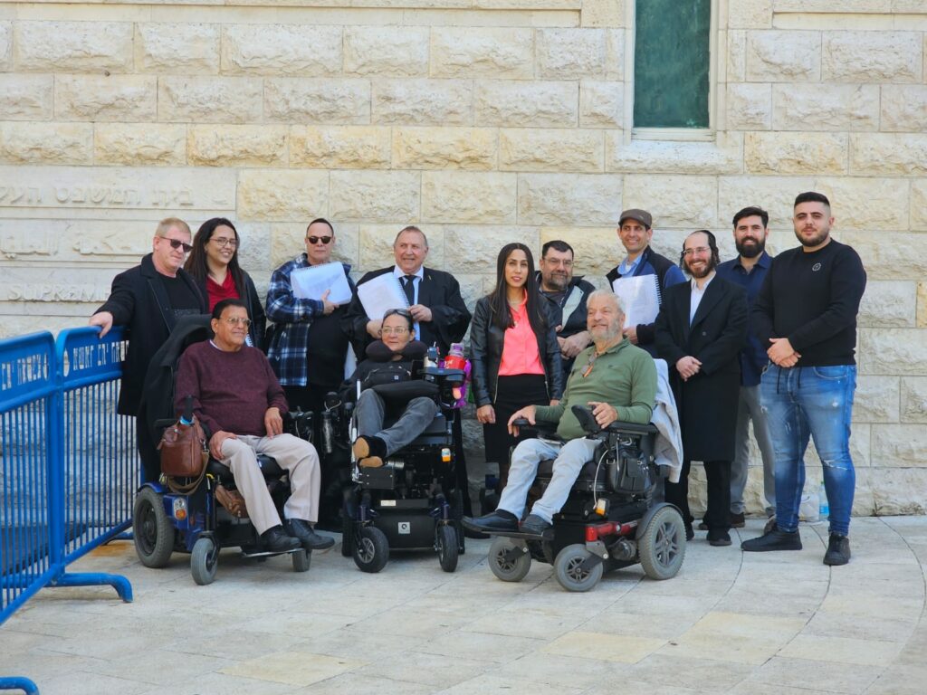 העותרים נגד הרפורמה בבית המשפט העליון בירושלים. צילום: תמר גלפנד