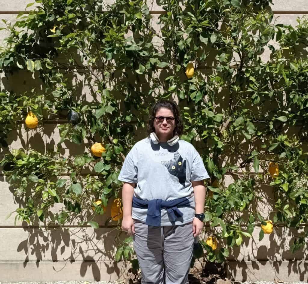 טוסקנה התלולה מדי. אמיר שטיין מלפני עץ אתרוגים. צילום: עידן קרמרז'