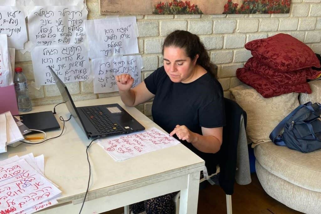 לי נווה גיא-רון ליד לוח ההשראה שלה. צילום: באדיבות המצולמת