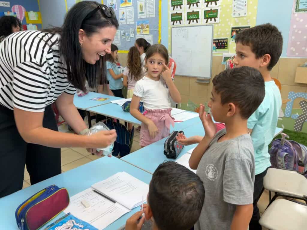 שירלי פינטו עם תלמידי בית ספר יסודי