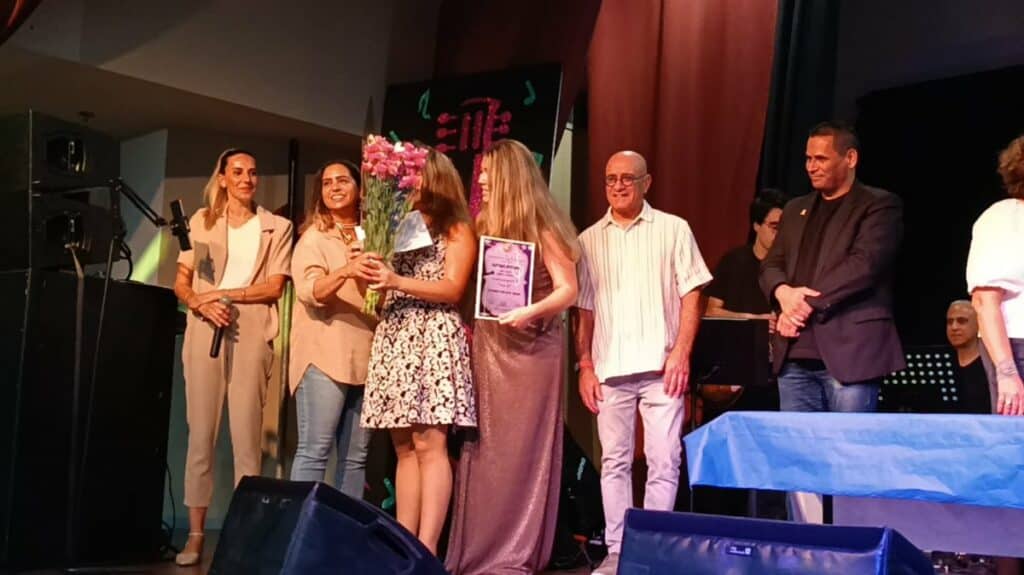 הזוכות במקום הראשון בתחרות הזמר. הזמר. צילום: באדיבות החברה העירונית לתרבות ופנאי אשדוד