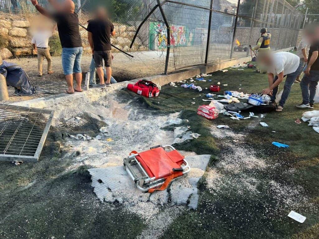 זירת פגיעת הטיל במג'דל שמס אמש. צילום: תיעוד מבצעי מד"א