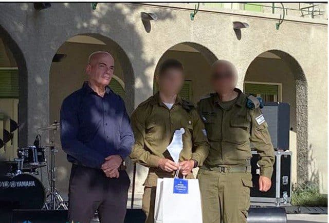 סמל ע' עם תא"ל י', ראש המו"פ, ותא"ל (במיל') דני גולד, ראש מפא"ת. צילום: תתקדמו